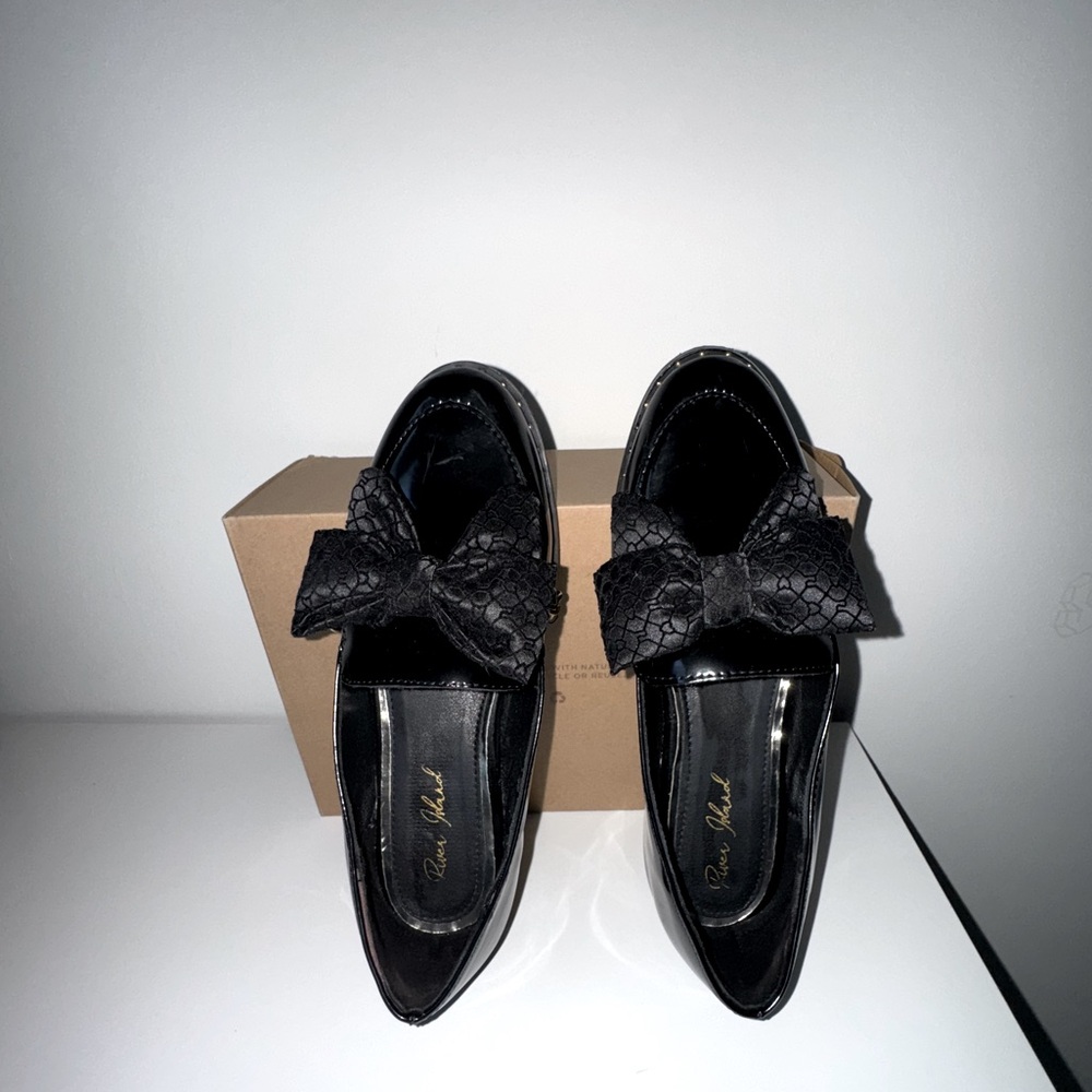 Girl shoes size: 3